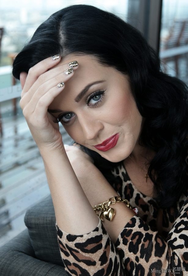 水果姐Katy Perry豹纹黑丝袜美腿优雅坐姿(5/6)