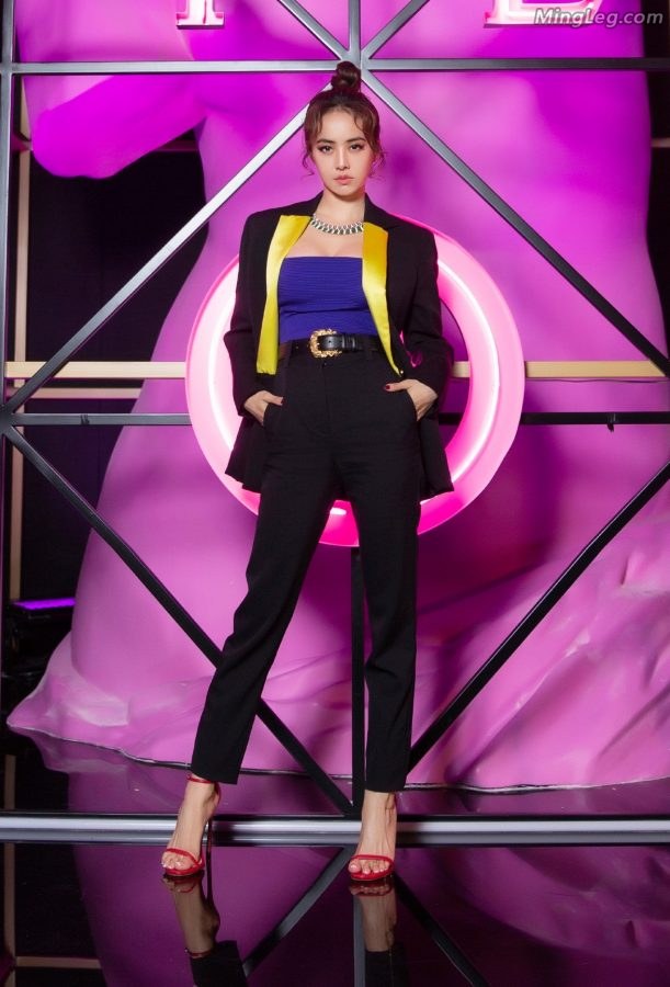 Jolin Tsai has a bun hairstyle and wears stiletto sandals(2/19)