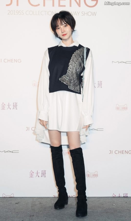 小靓女陈小纭短裙靴子玉腿(1/4)