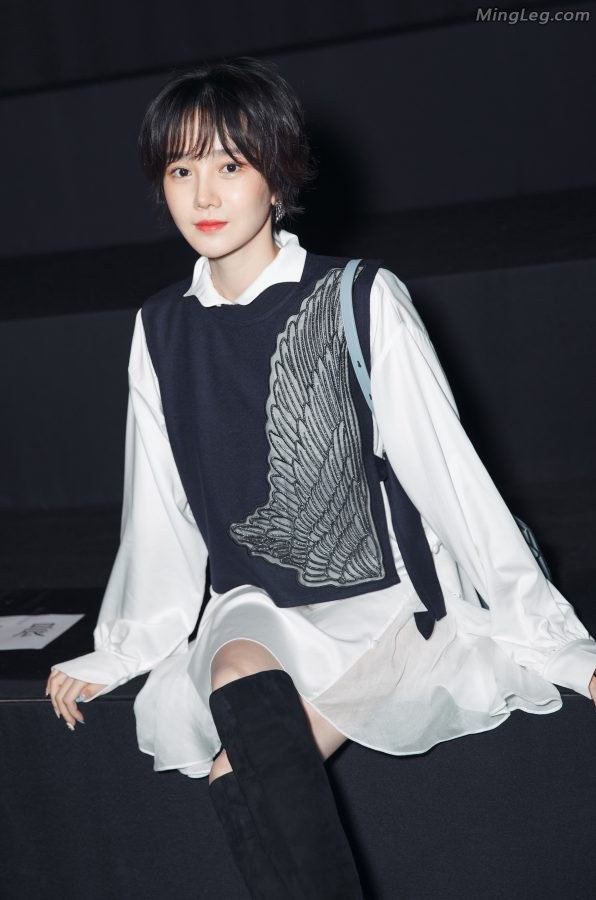 小靓女陈小纭短裙靴子玉腿(3/4)