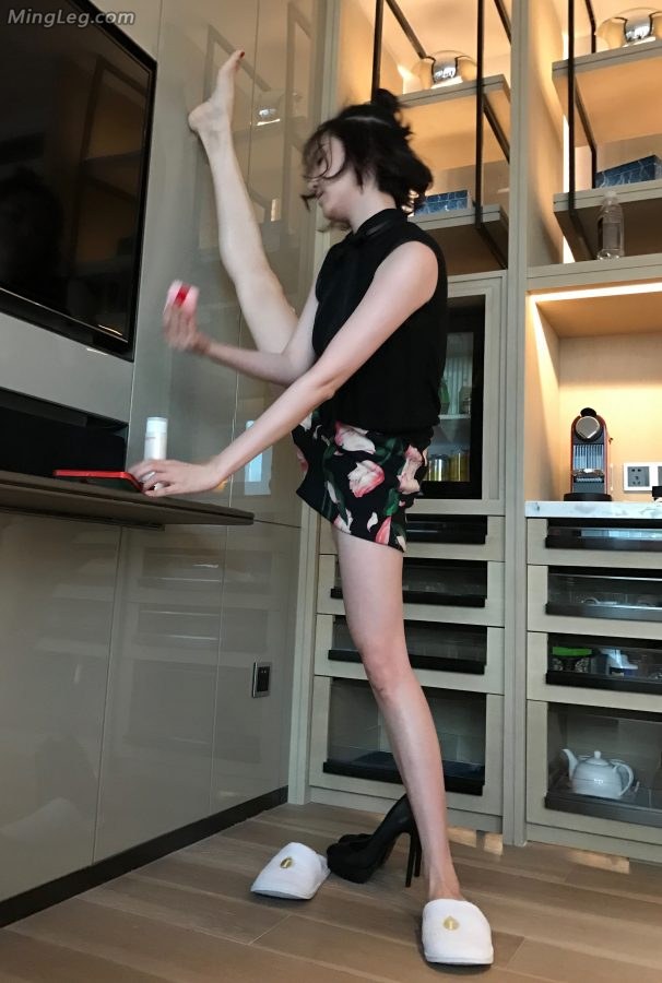 陈小纭光脚丫再墙上劈叉往腿上抹油(2/3)