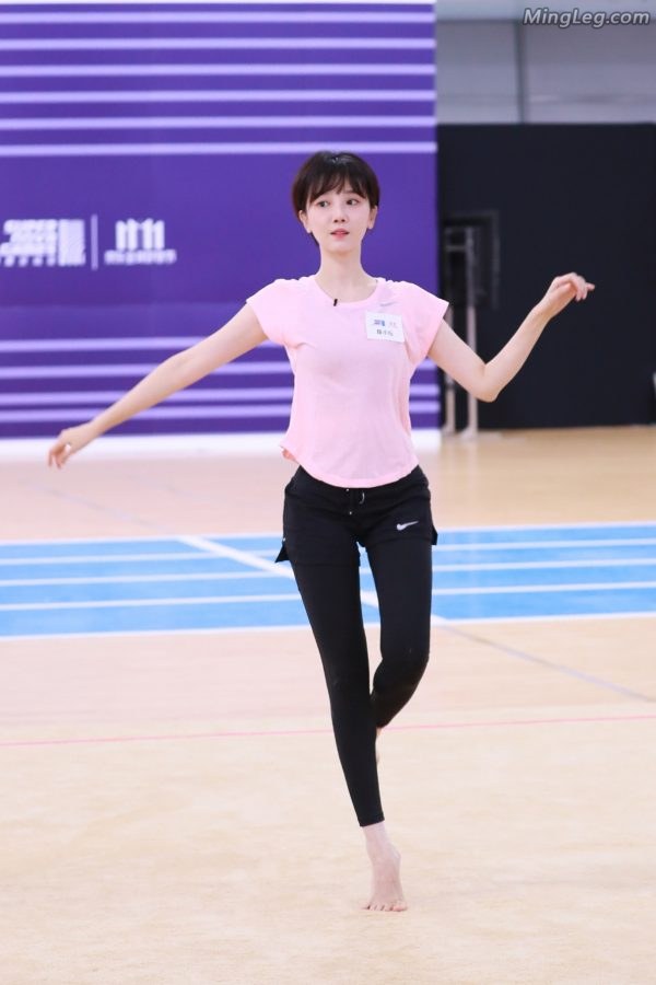 陈小纭光脚/穿棉袜表演艺术体操(1/4)