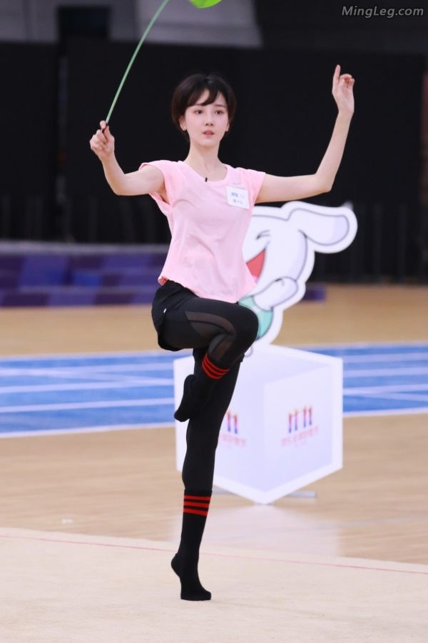 Chen Xiaojun performs rhythmic gymnastics barefoot/wearing cotton socks(3/4)