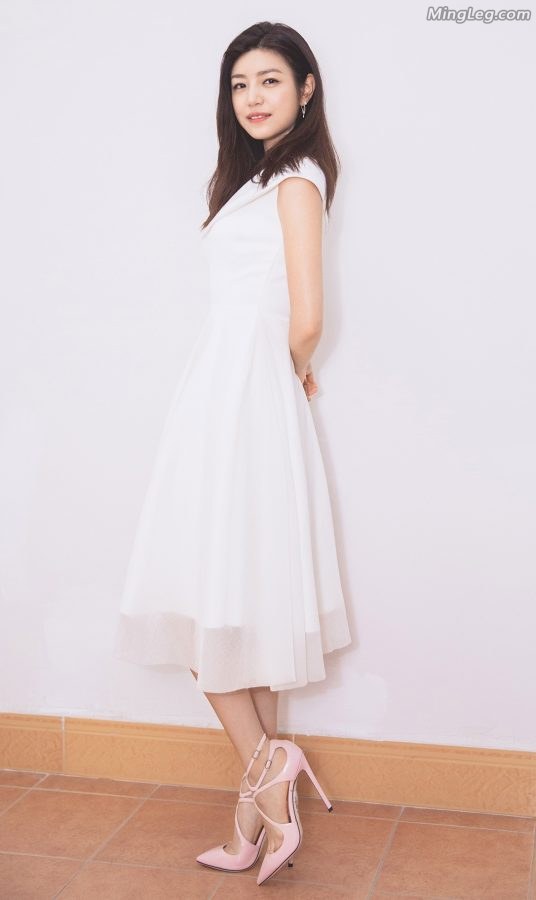 Michelle Chen wears sexy high heels to endorse a tissue brand(2/11)