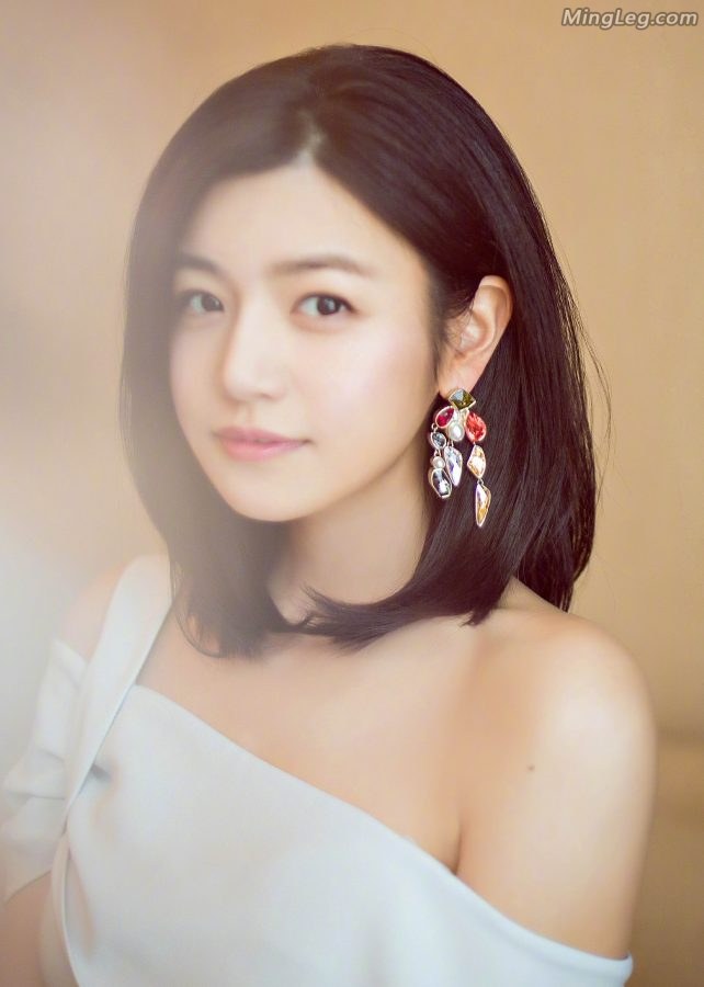 陈妍希蓝色高跟鞋美腿露玉肩美背小性感(4/9)