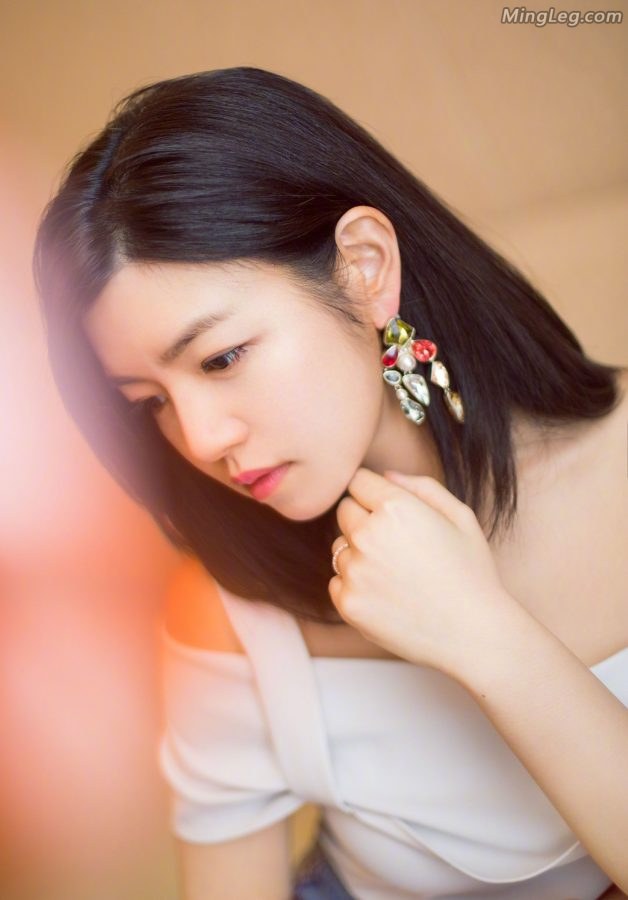 陈妍希蓝色高跟鞋美腿露玉肩美背小性感(6/9)