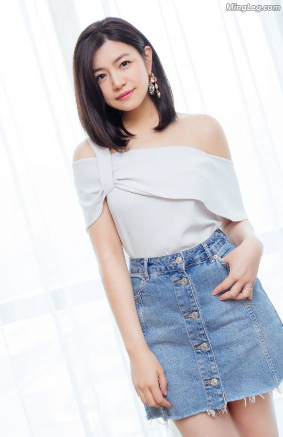 陈妍希蓝色高跟鞋美腿露玉肩美背小性感(9/9)