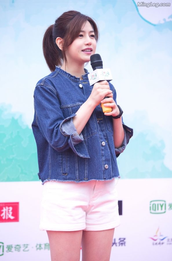 陈妍希美腿穿运动鞋出席公益活动(7/9)