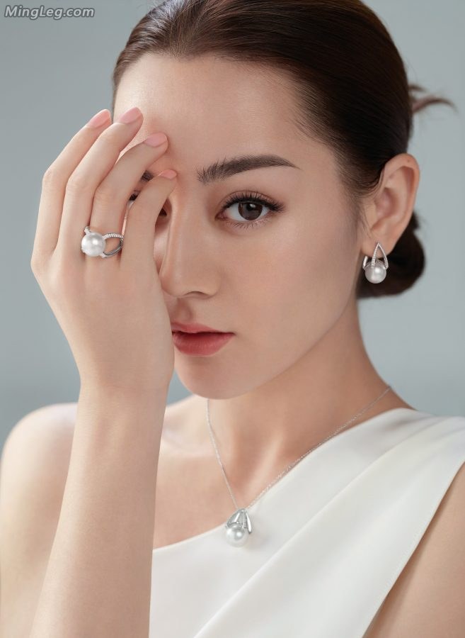 Dilraba's snow-white skin and clear contours are really rare in the world.(7/9)