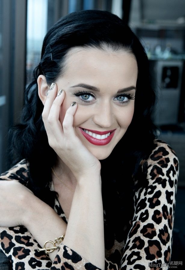 水果姐Katy Perry豹纹黑丝袜美腿优雅坐姿(6/6)