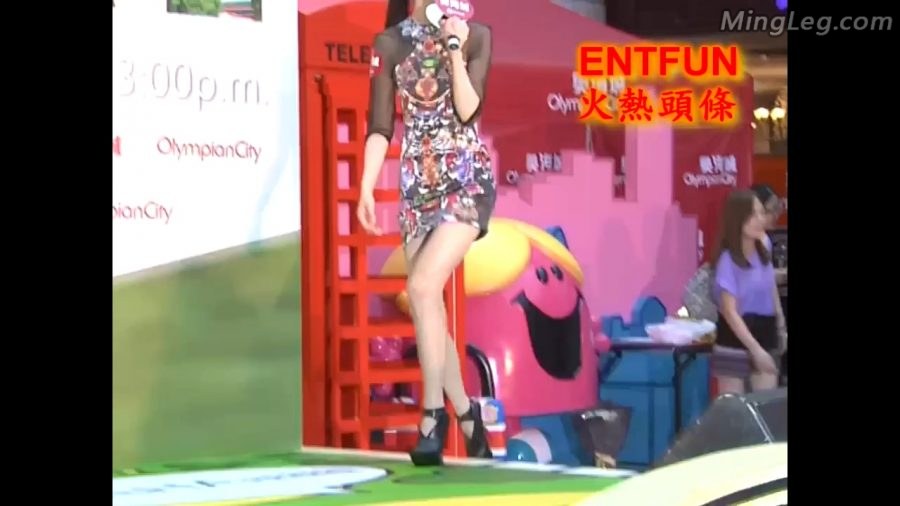 范玮琪穿超短裙上台美腿性感+演唱《最亲爱的你》[网盘]（第2张/共4张）