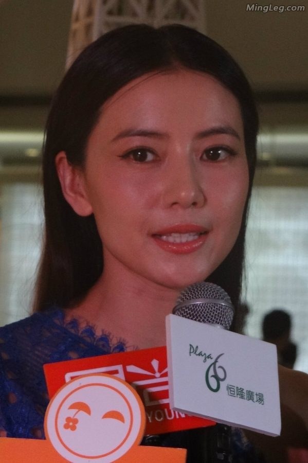 高圆圆商业活动现场穿性感细高跟鞋面部油亮(13/14)