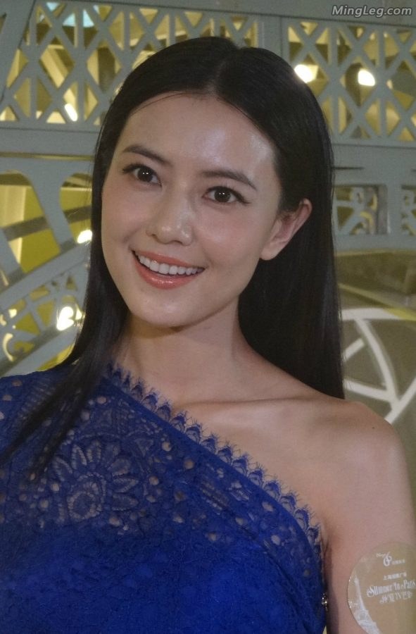 高圆圆商业活动现场穿性感细高跟鞋面部油亮(5/14)