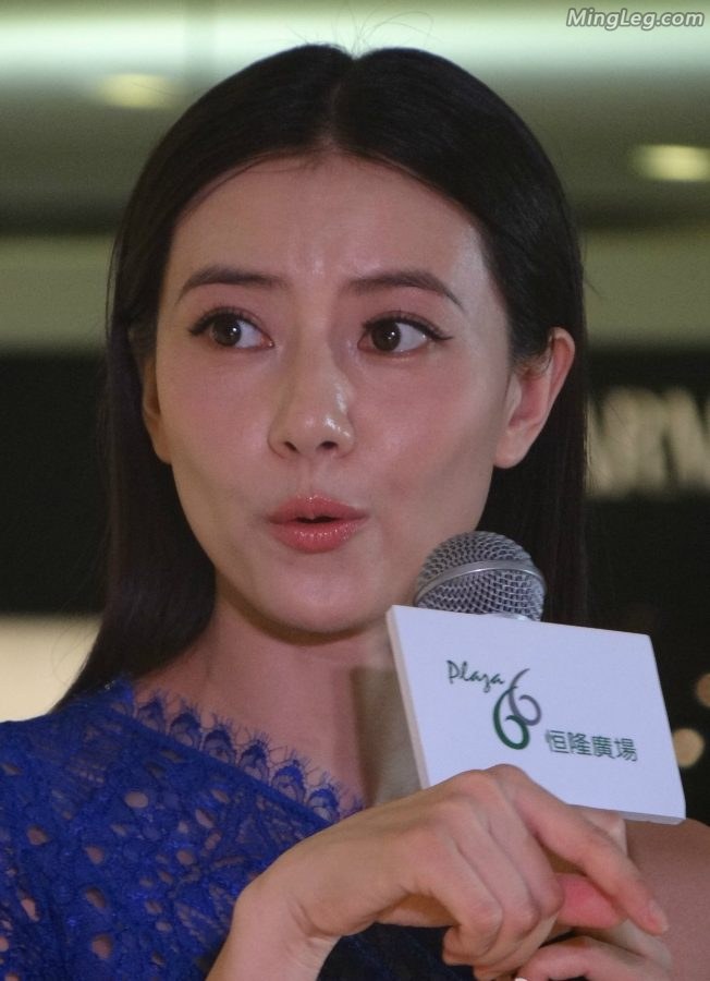 高圆圆商业活动现场穿性感细高跟鞋面部油亮(6/14)