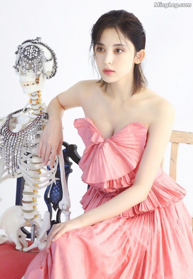 古力娜扎性感低胸礼服露白膀子和小沟(3/4)