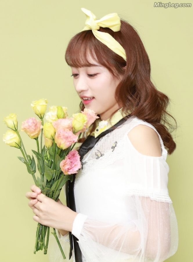 SNH48成员黄婷婷可爱少女系短裙玉腿写真(4/7)
