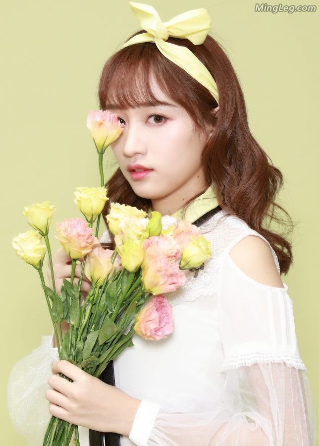 SNH48成员黄婷婷可爱少女系短裙玉腿写真(5/7)