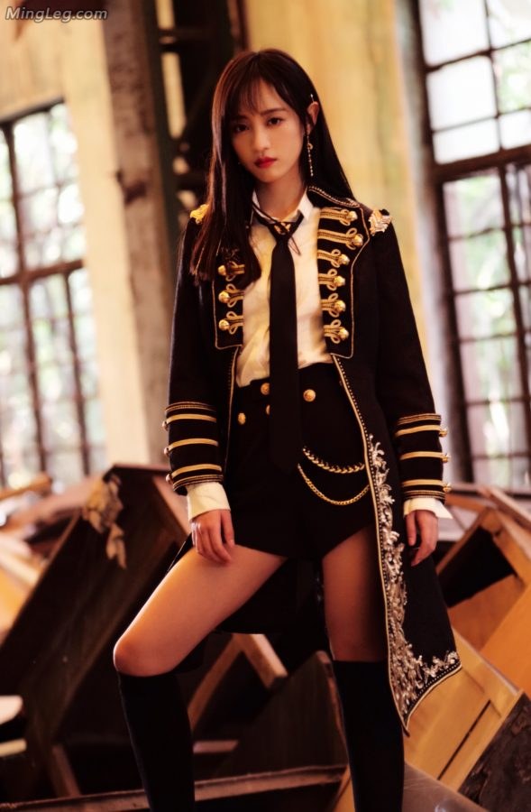 SNH48黄婷婷美丽大腿穿短筒袜(4/7)