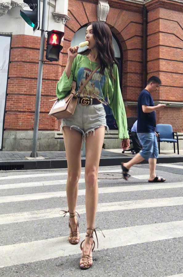Huang Yilin's sexy long legs paired with high heels are like no one else(1/5)
