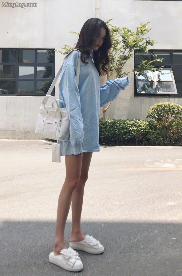 漂亮妹子黄一琳超细的双腿有喜欢的吗(2/9)