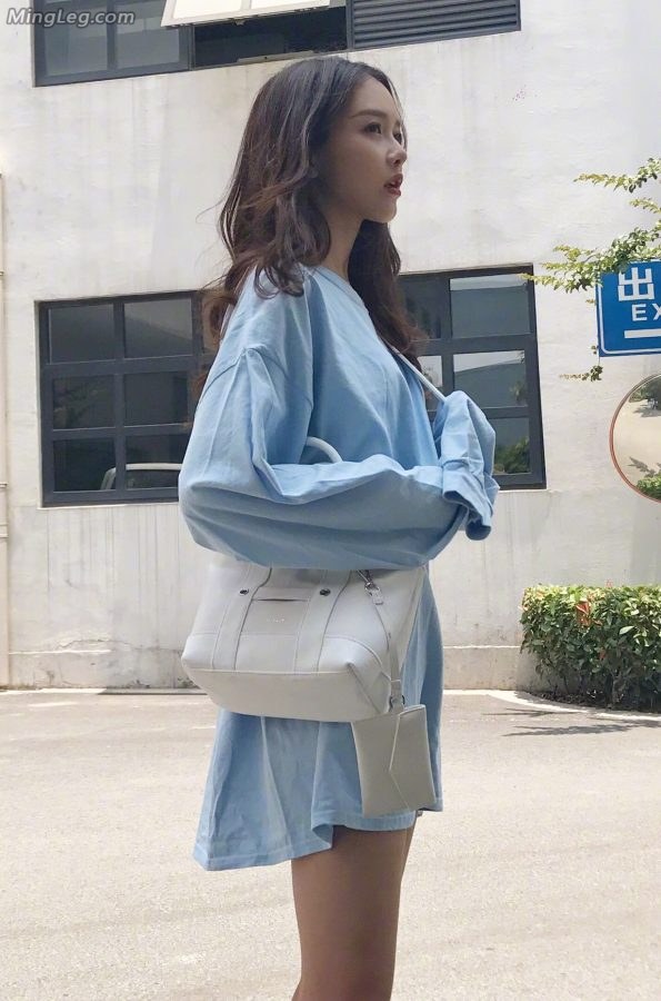 Do you like the super thin legs of beautiful girl Huang Yilin?(9/9)