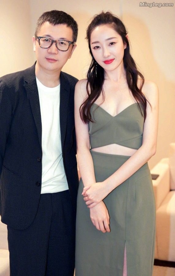 明星蒋梦婕低胸开叉裙靓丽(3/4)