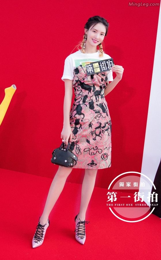 金晨漂亮纤细的玉腿皮肤吹弹可破(2/11)