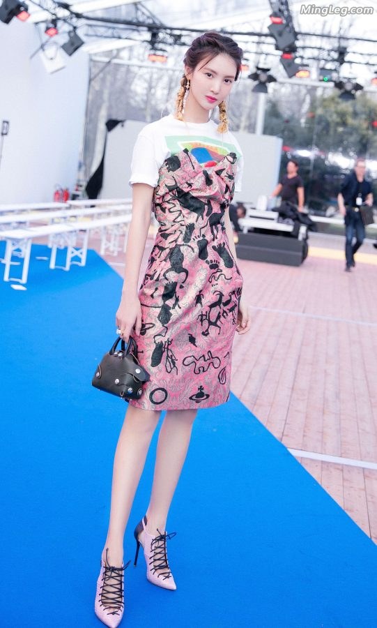 Jin Chen's beautiful and slender legs have skin that can be broken by blowing(3/11)