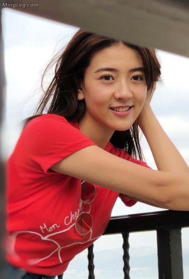The girl next door, Liang Jie, has beautiful legs in a denim skirt(2/3)