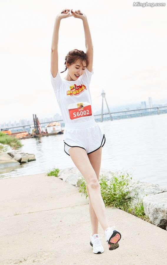 李斯羽跑马拉松这是在秀美腿吧(2/7)