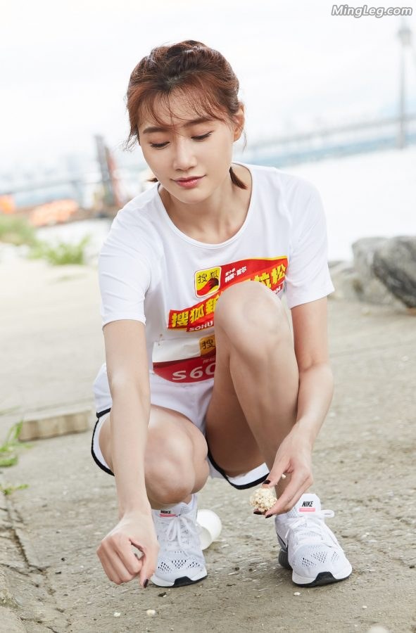 李斯羽跑马拉松这是在秀美腿吧(3/7)
