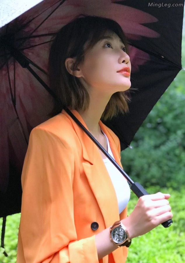 李斯羽玉足上穿了透明的高跟鞋(4/5)