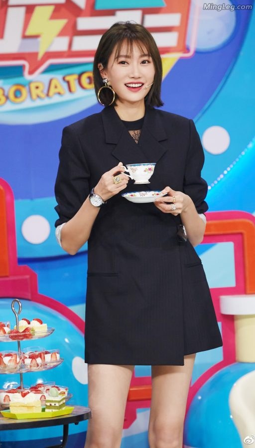《明星实验室》李斯羽西服短裙腿长1米9(3/9)