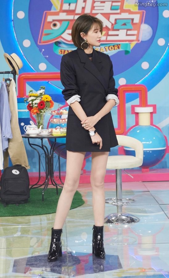 《明星实验室》李斯羽西服短裙腿长1米9(4/9)