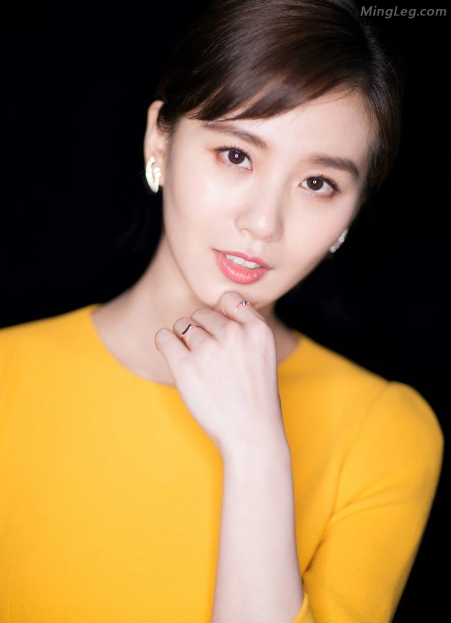 刘诗诗穿上明媚亮黄色短裙秀玉腿(4/6)