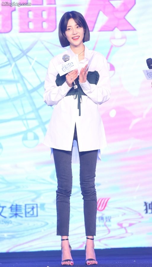 李溪芮短发中分铅笔裤凉高跟鞋(2/13)