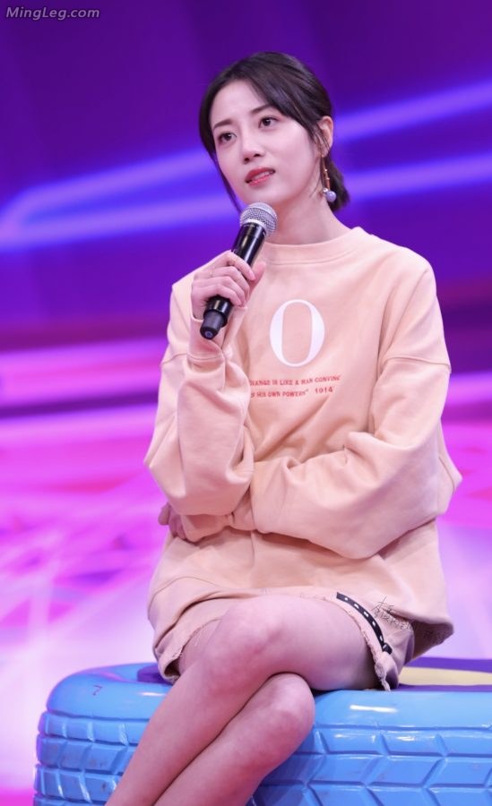 李溪芮做客访谈节目二郎腿性感交叉(1/22)