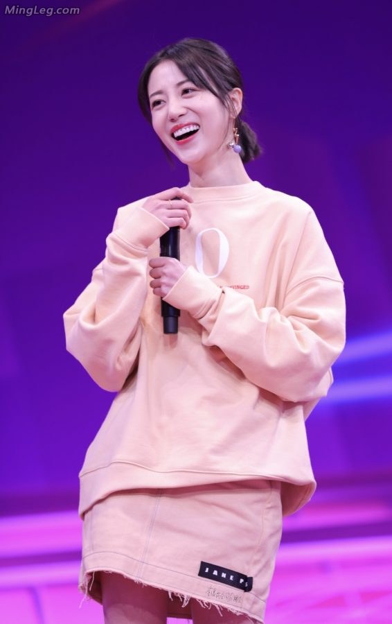 李溪芮做客访谈节目二郎腿性感交叉(11/22)