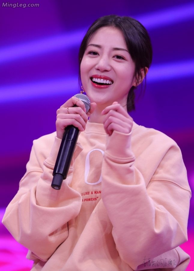 李溪芮做客访谈节目二郎腿性感交叉(13/22)