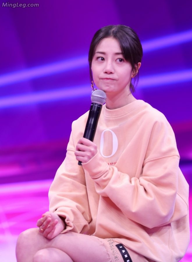 李溪芮做客访谈节目二郎腿性感交叉(14/22)