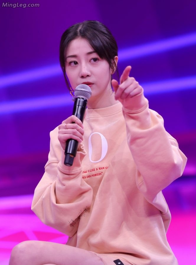 李溪芮做客访谈节目二郎腿性感交叉(16/22)