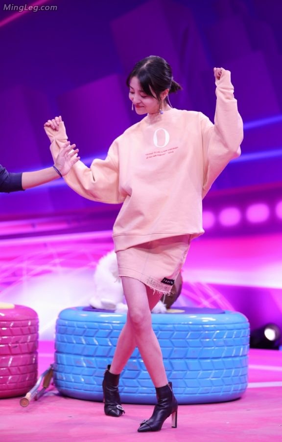 李溪芮做客访谈节目二郎腿性感交叉(17/22)