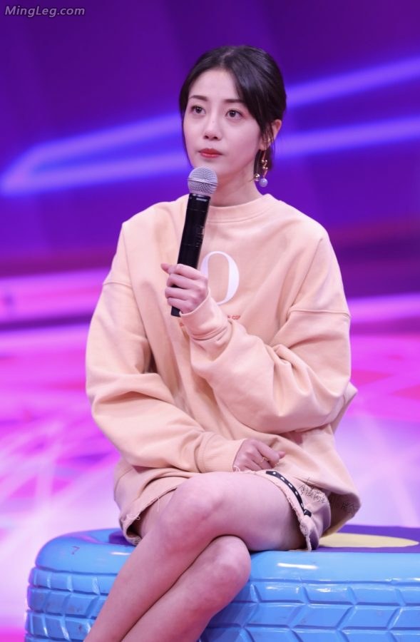 李溪芮做客访谈节目二郎腿性感交叉(2/22)