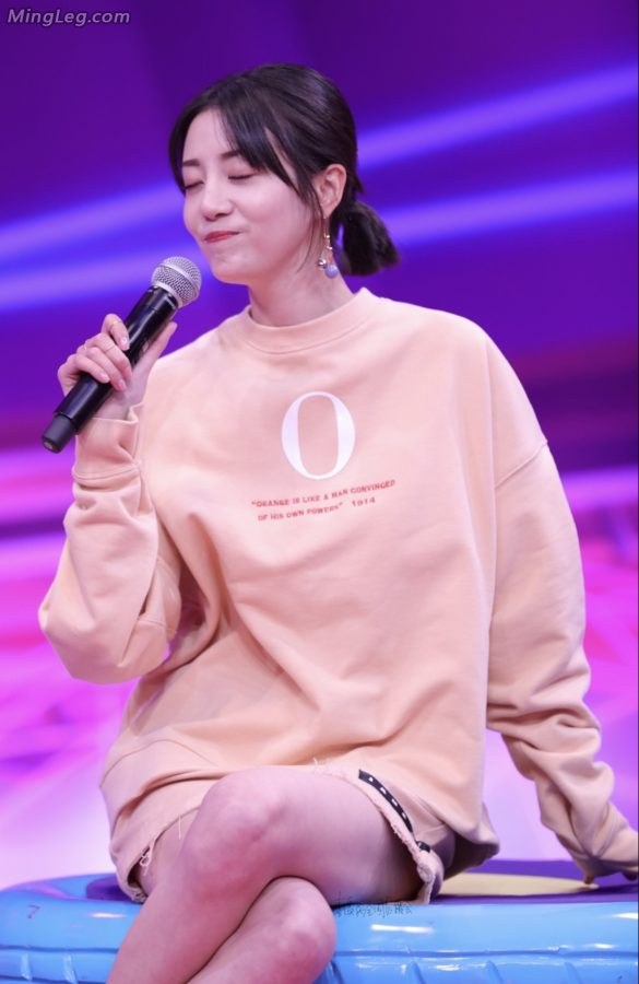 李溪芮做客访谈节目二郎腿性感交叉(4/22)