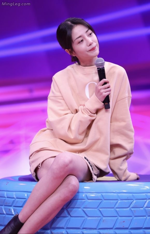 李溪芮做客访谈节目二郎腿性感交叉(5/22)
