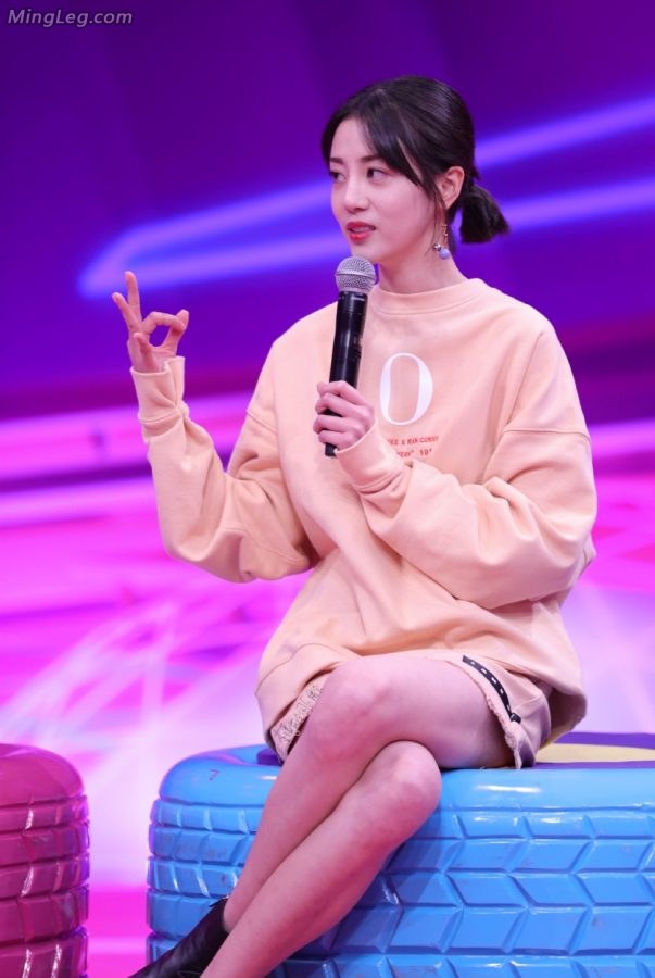 李溪芮做客访谈节目二郎腿性感交叉(9/22)