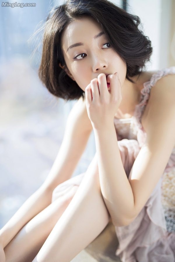李溪芮窗台上美丽玉足写真(2/4)