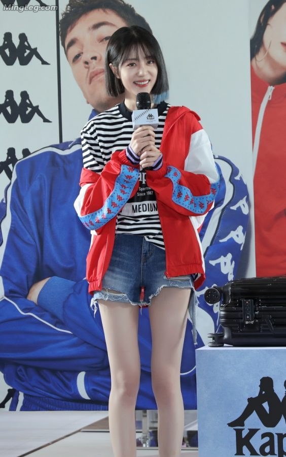 李溪芮潮流发型牛仔短裤玉腿修长(11/15)