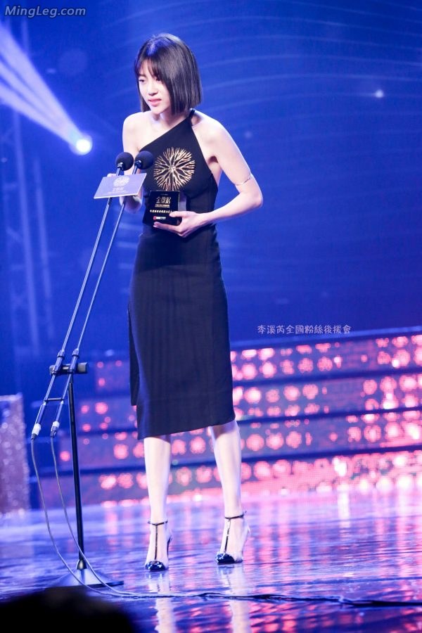 李溪芮玉肩美背开叉裙长腿(7/18)