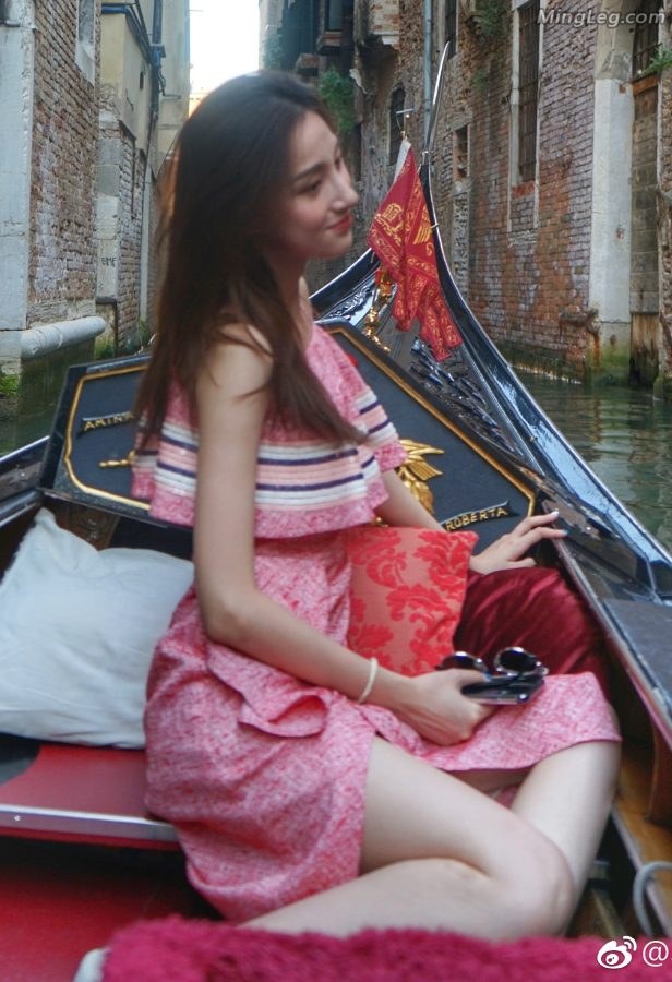 马凡舒穿小粉裙在威尼斯秀腿（第4张/共4张）